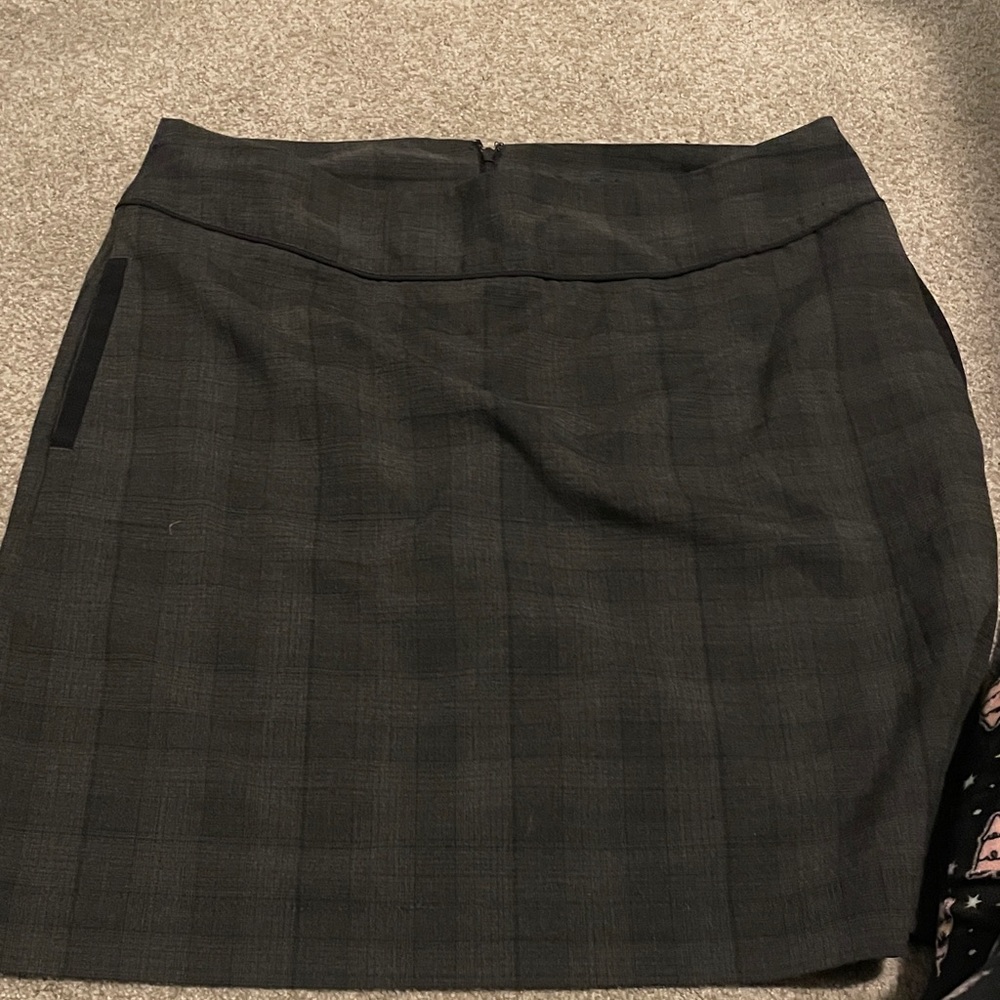 Daisy Fuentes skirt black and gray plaid size 12 front pockets